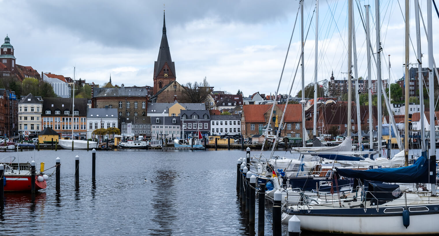 Flensburger Altstadt mit Hafen und wunderschöner Aussicht auf die historischen Gebäude