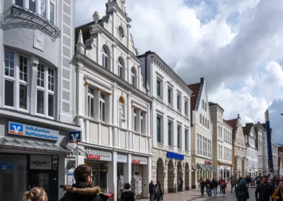 Belebte Fußgängerzone in historischer Altstadt.