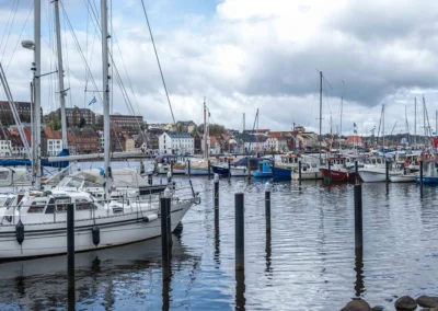 Segelboote im Hafen von Flensburg. Im Hintergrund die Altstadt.