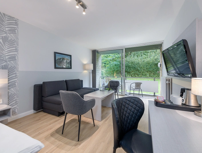 Sitzecke vor einem großen Fenster mit Balkon