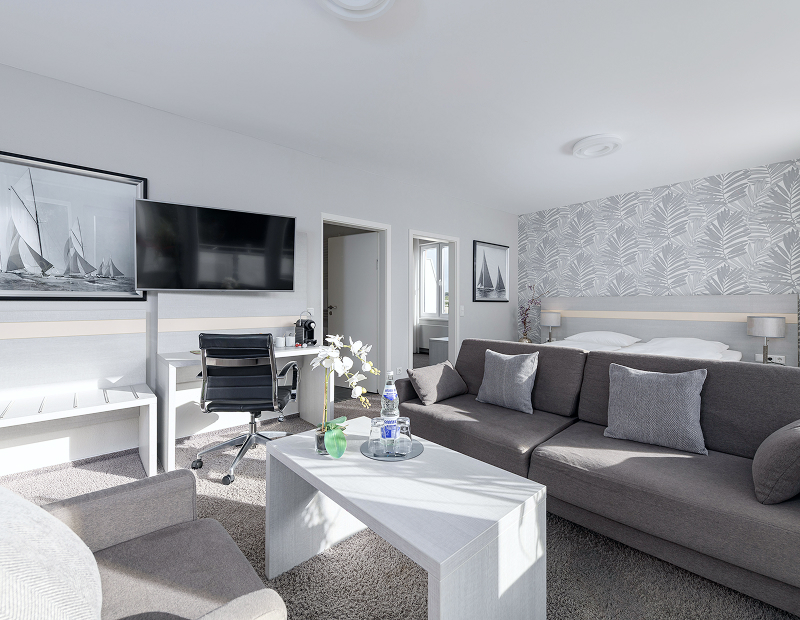 Gemütlich einegrichtete Zimmer mit Sitzecke und Doppelbett im Hotel des Nordens