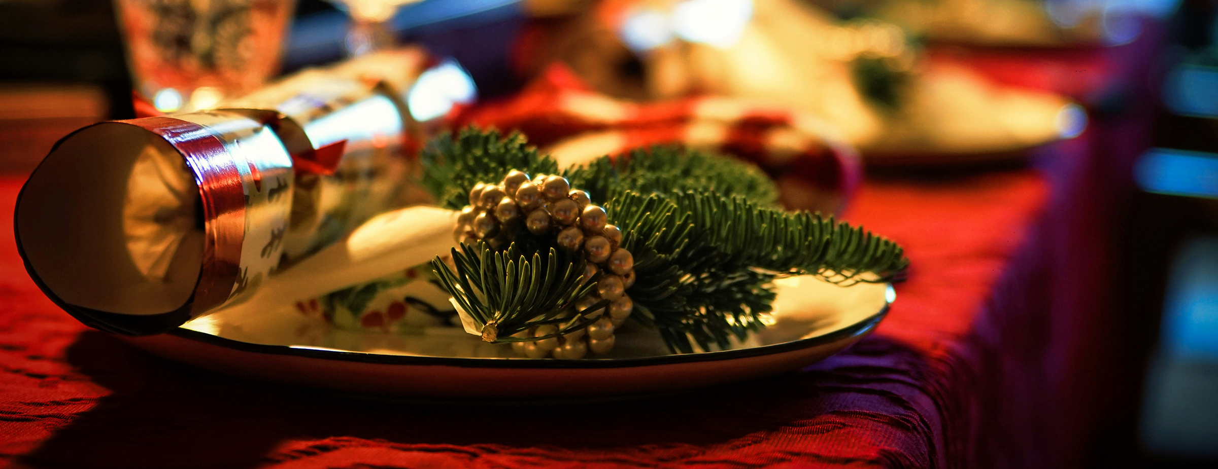Festlich gedeckter Tisch zu Weihnachten.